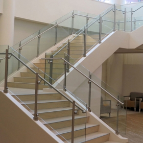 中国梯形安全楼梯扶手玻璃生产厂家，螺旋楼梯扶手弧形玻璃供应商厂家